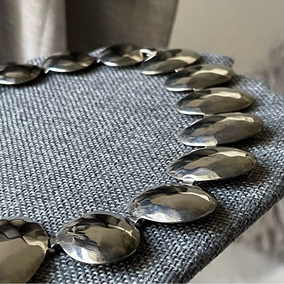 Vintage | Brutalist Hammered Wide Panel Link Graduated Metal Oval 18" Necklace - Picture 7 of 16